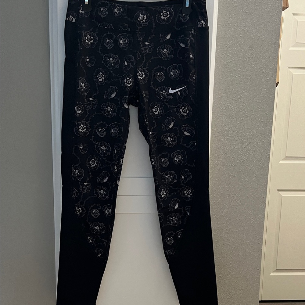 Nike women’s Black Floral Pattern Leggings